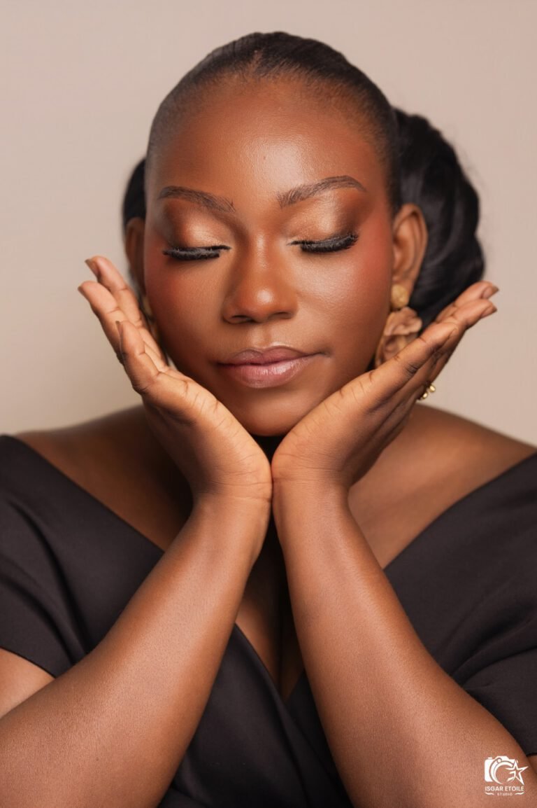Maquillage lumineux, mains sur le visage