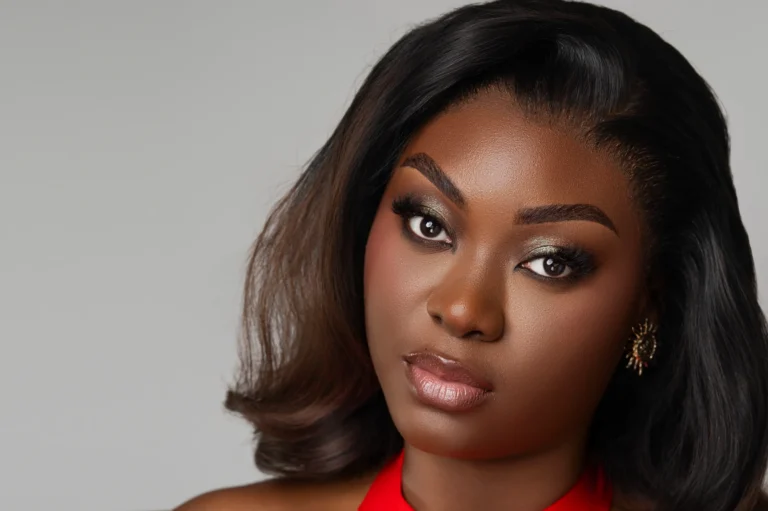 Gros plan d’un maquillage glamour réalisé par BUAPS ACADEMY