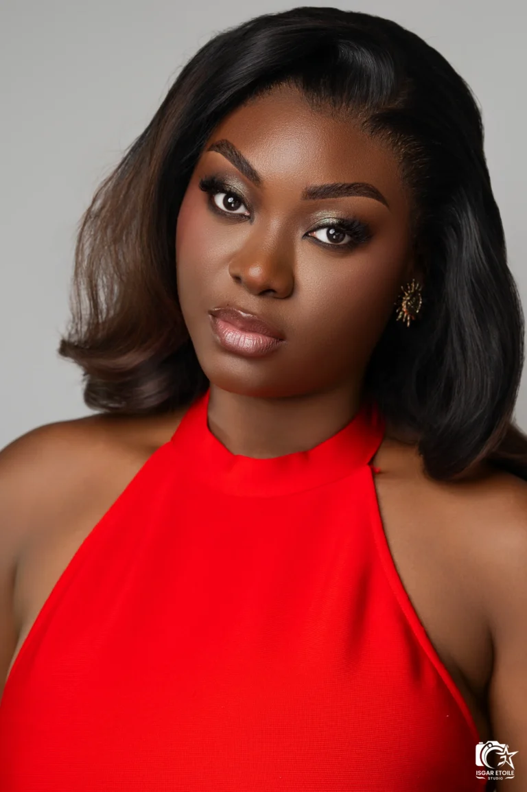 Maquillage soirée et coiffure ondulée, robe rouge