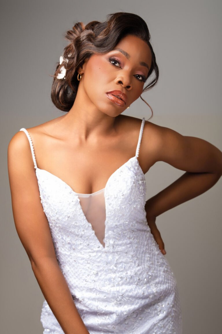 Mariée en robe blanche, chignon et maquillage BUAPS ACADEMY