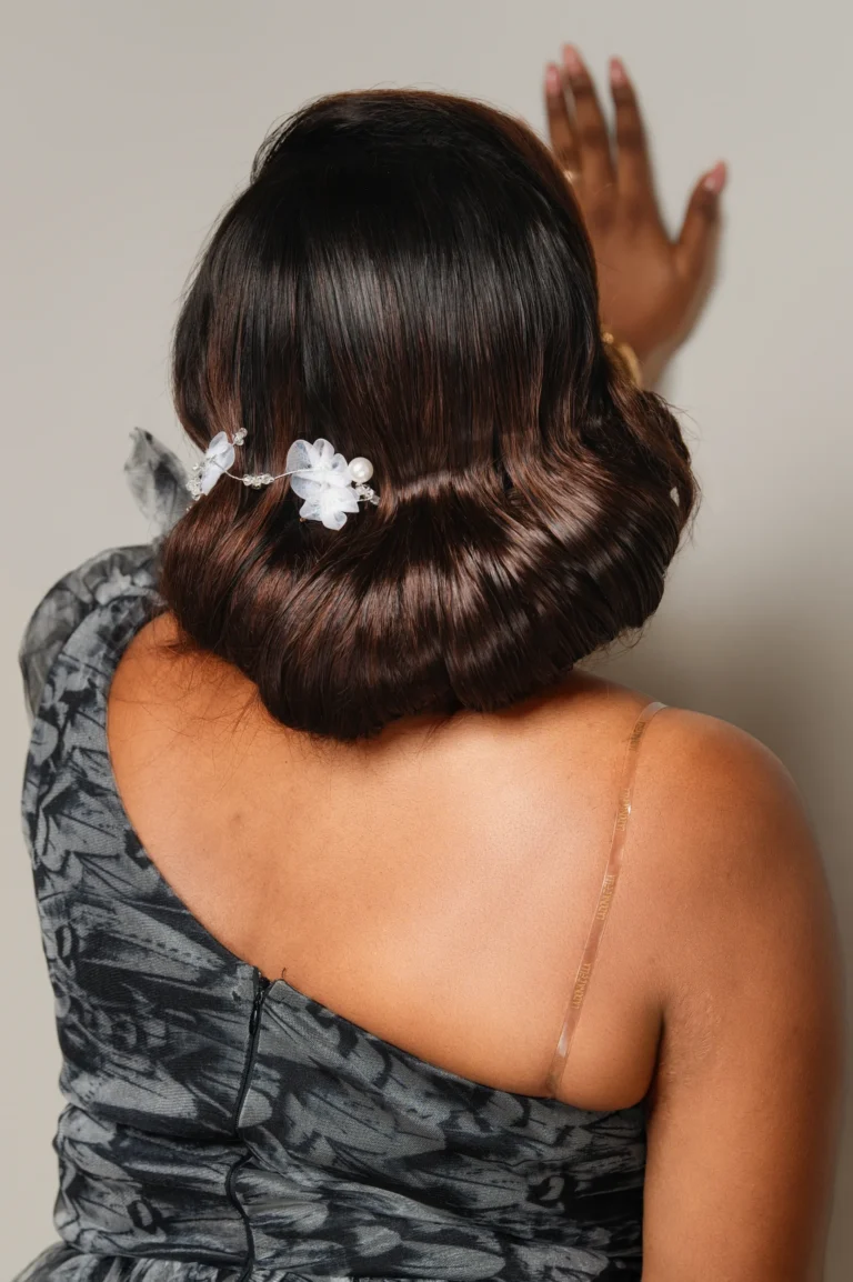 Chignon bas orné, vu de dos