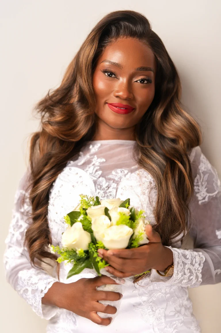Mariée avec son bouquet, maquillage et coiffure BUAPS ACADEMY
