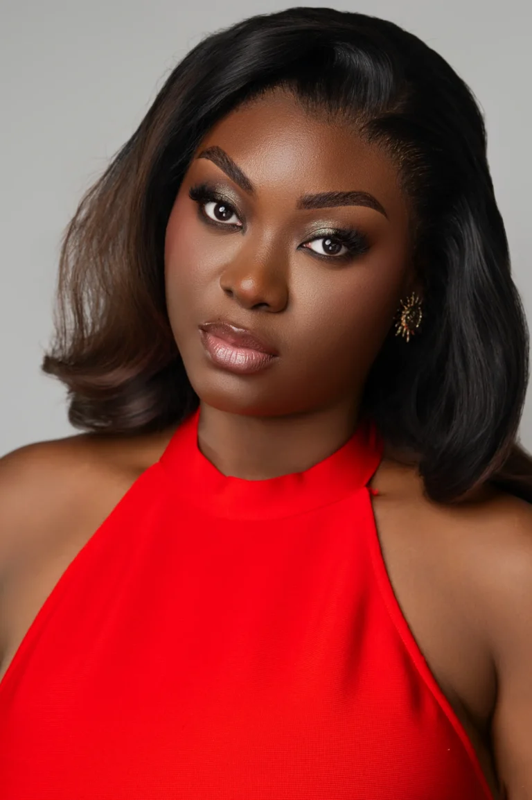 Maquillage glamour et robe rouge