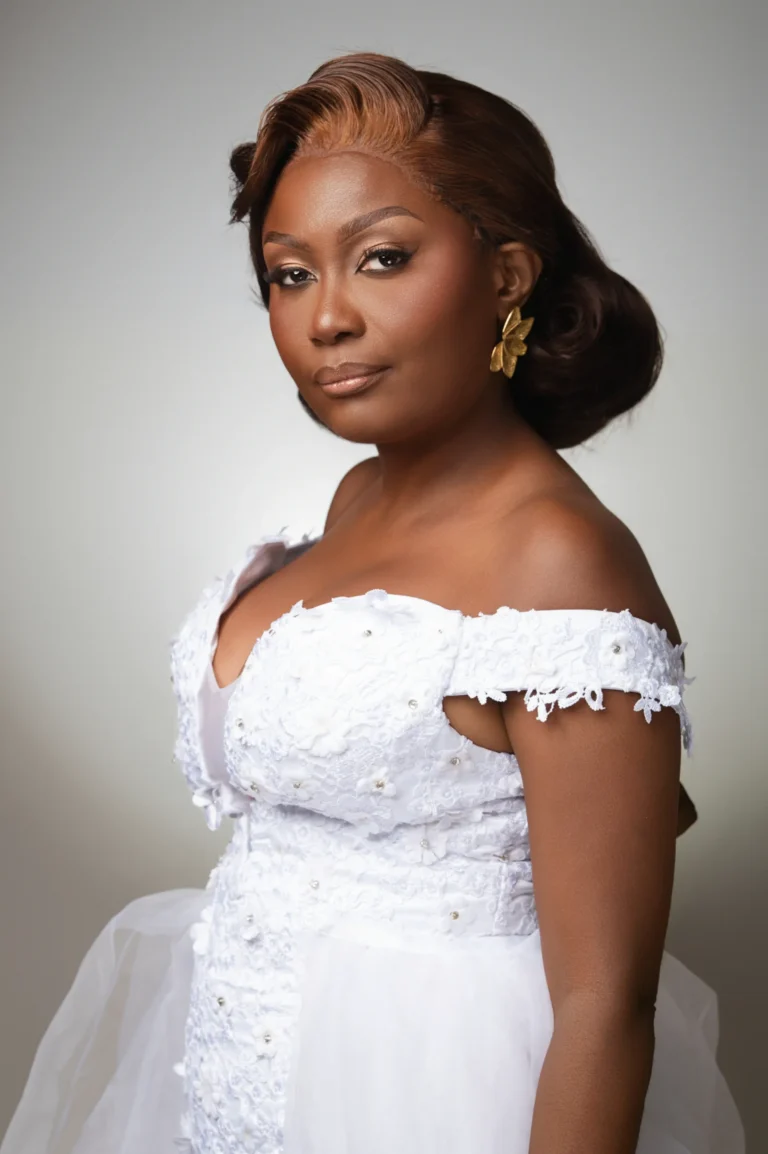 Mariée en robe blanche, chignon et maquillage