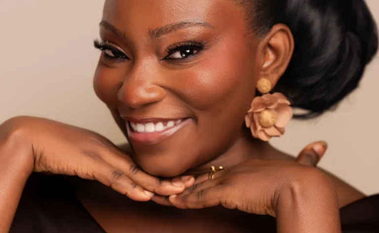 Cliente souriante, maquillage naturel lumineux