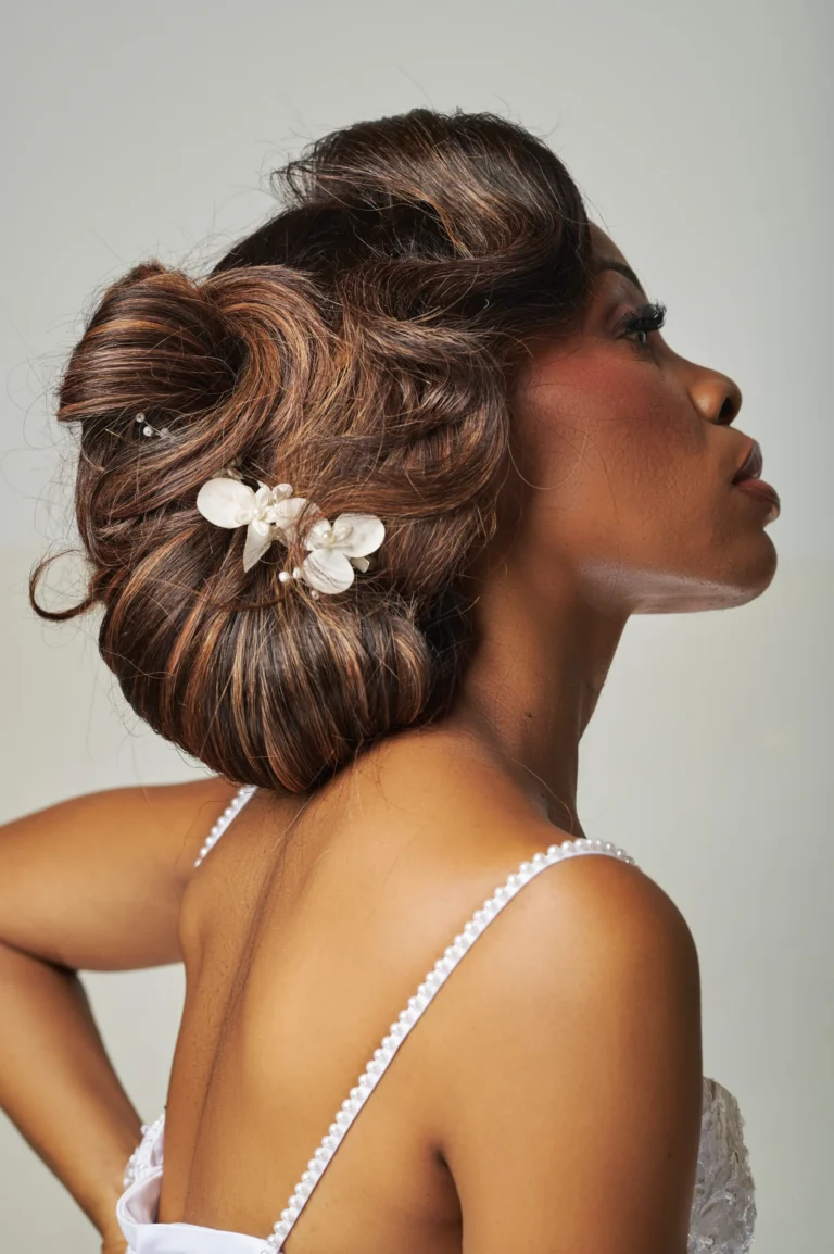 Chignon signature orné de fleurs, vu de profil