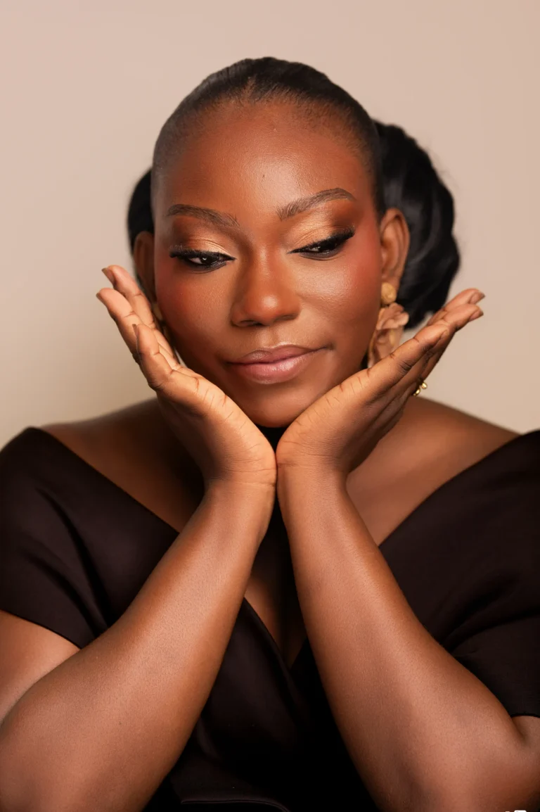 Maquillage naturel lumineux, mains sur le visage