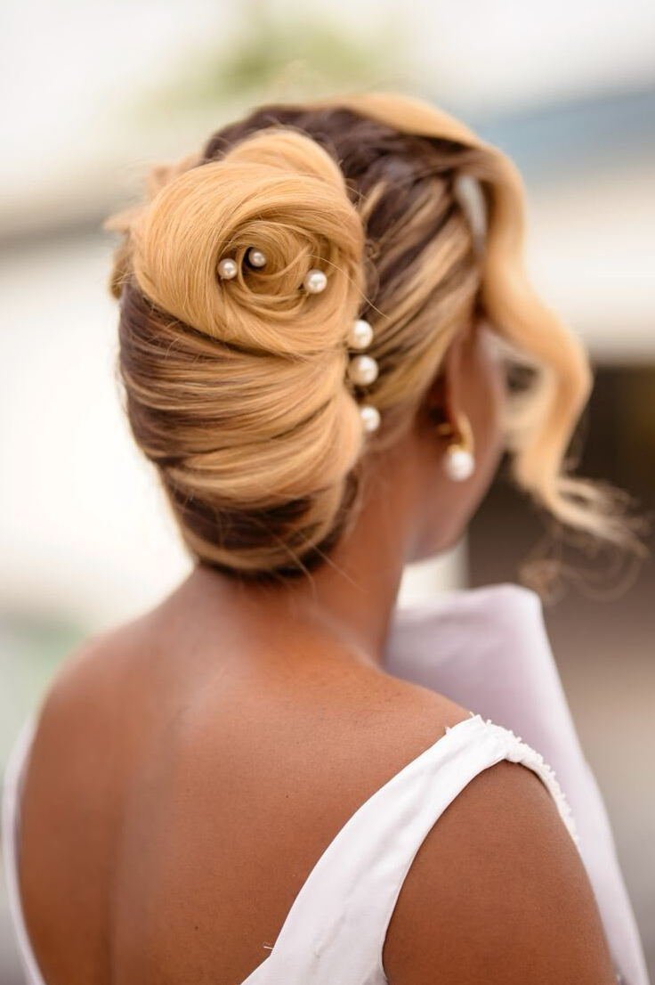 Chignon blond de mariée vu de dos